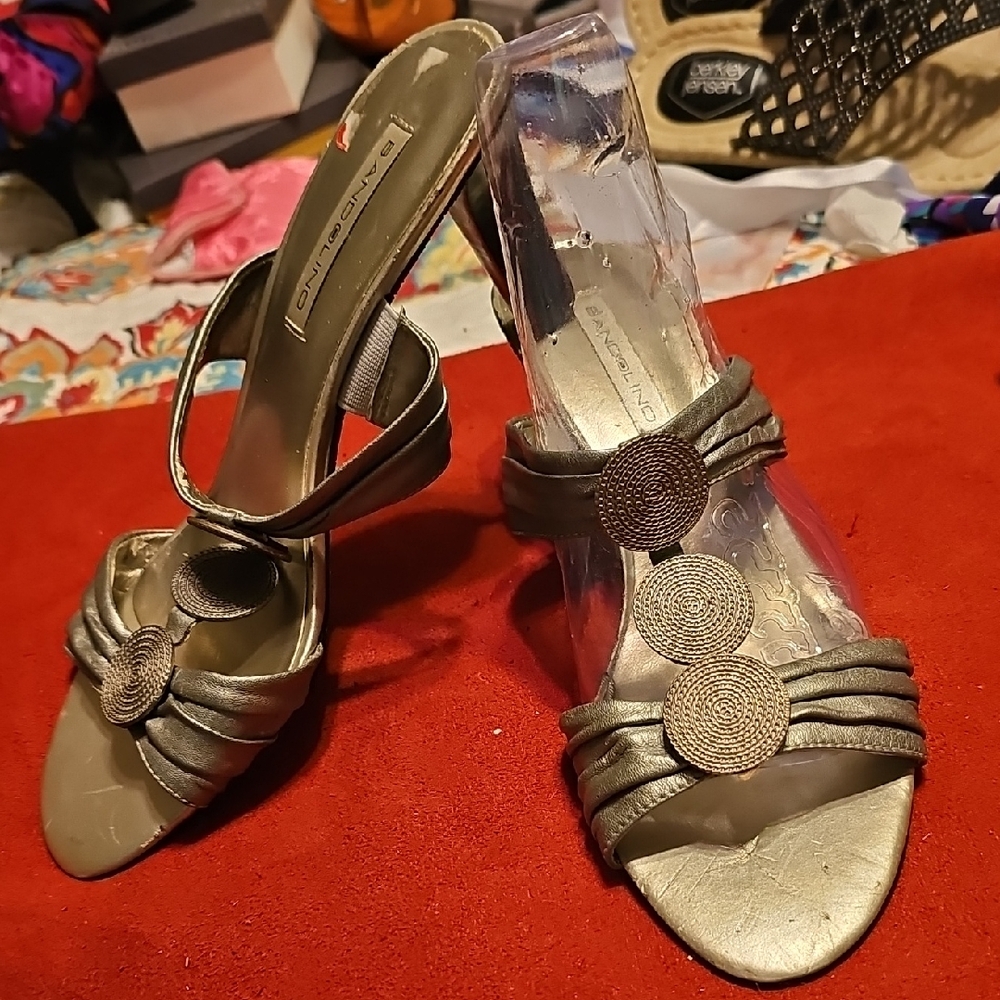 ☆HOLIDAY SALE☆ BANDOLINO NEVER WORN PEWTER SILVER LEATHER SANDALS HEELS 8.5